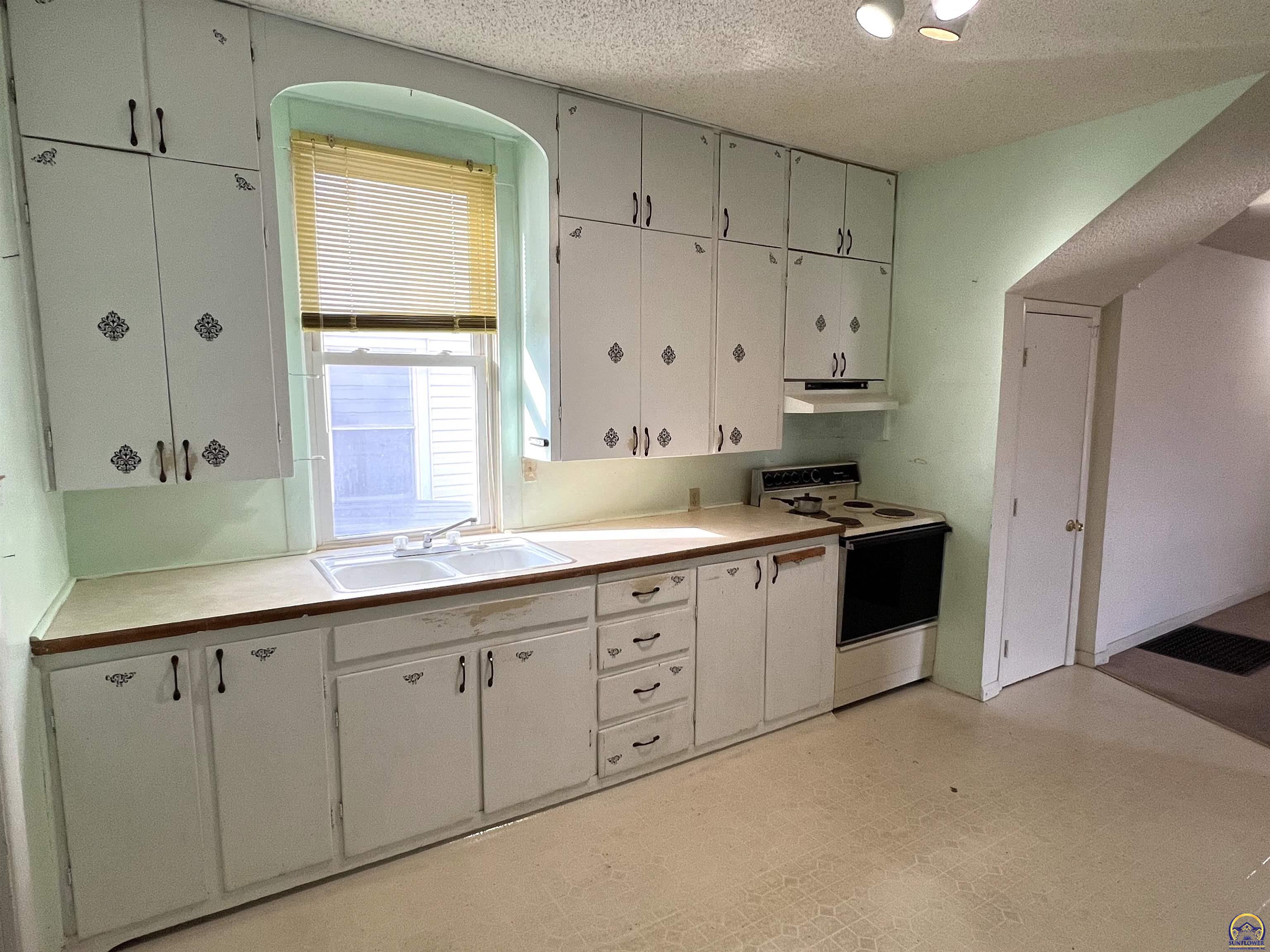 517 Southwest 14th Street Topeka, KS 66612 - Photo 8 of 20