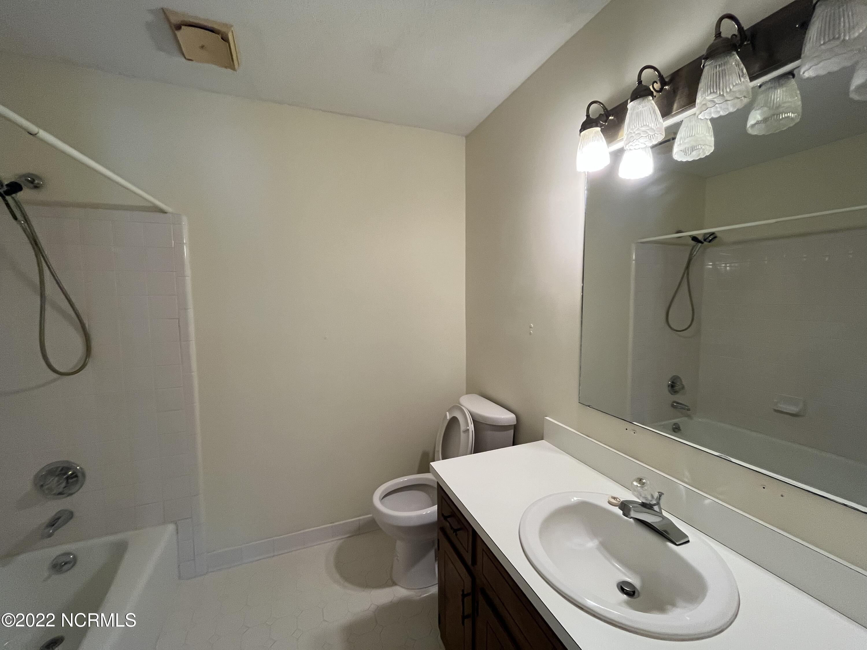 2902 Rouse Road Kinston, NC 28504 - Photo 4 of 17 Hall bath