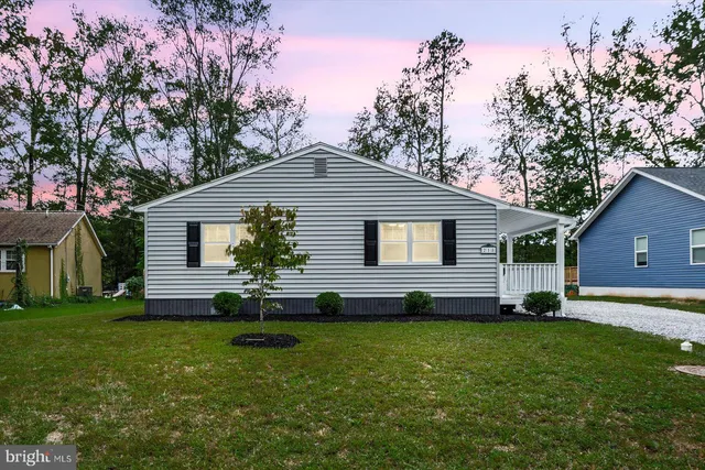 a front view of house with yard