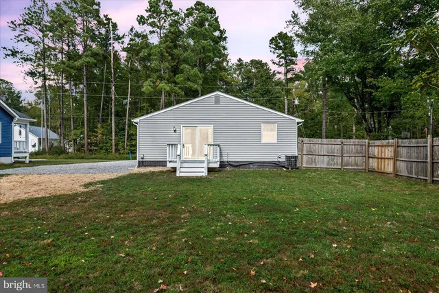 a view of a backyard with small cabin