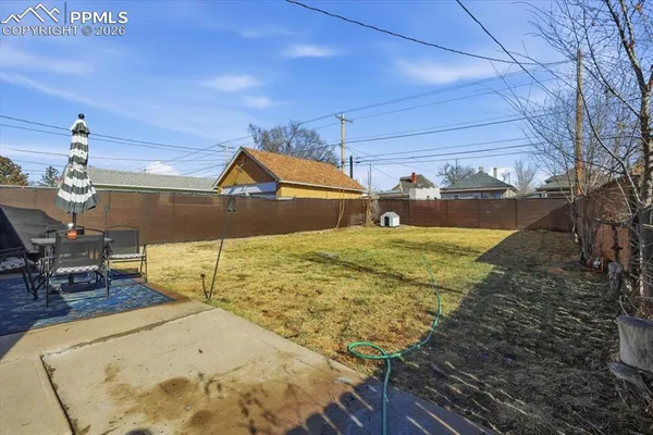a view of a backyard