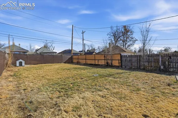 a view of a backyard