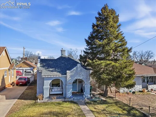 a view of a house with a yard