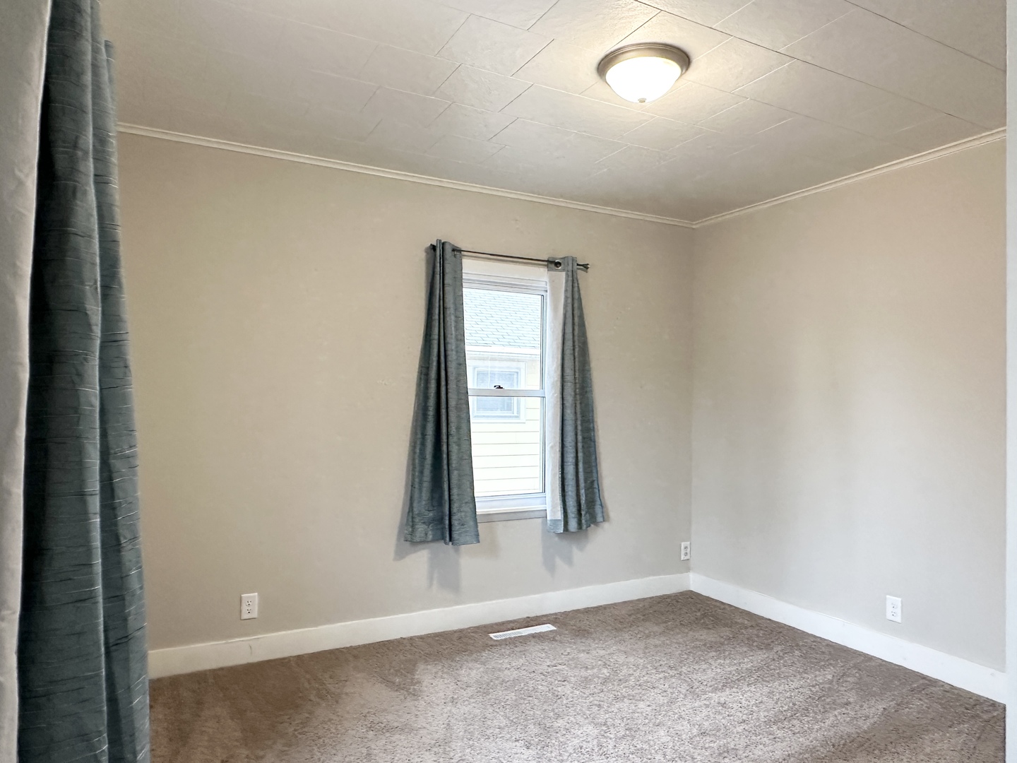 1075 South 7th Avenue Kankakee, IL 60901 - Photo 12 of 32 an empty room with a window