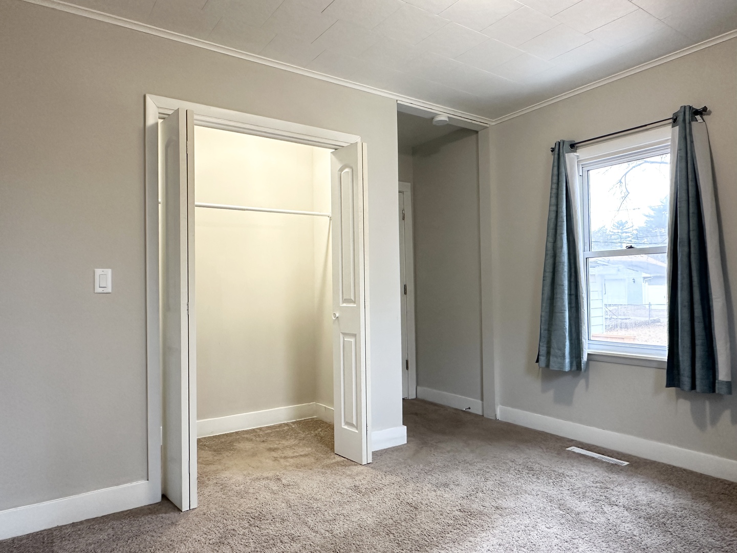 1075 South 7th Avenue Kankakee, IL 60901 - Photo 13 of 32 an empty room with window