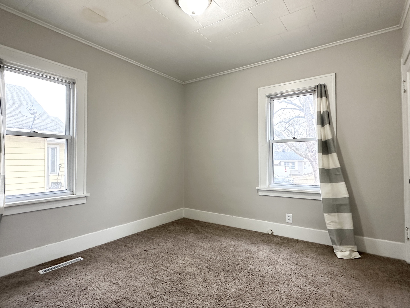 1075 South 7th Avenue Kankakee, IL 60901 - Photo 16 of 32 an empty room with a window