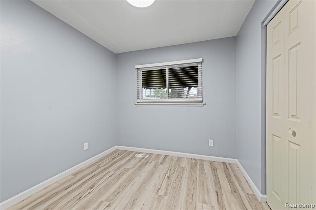 7218 Superior Street Center Line, MI 48015 - Photo 16 of 27