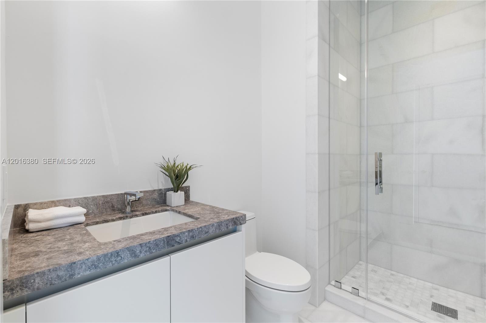 175 Southeast 25th Road, Unit 1601 Miami, FL 33129 - Photo 19 of 31 Bathroom 3