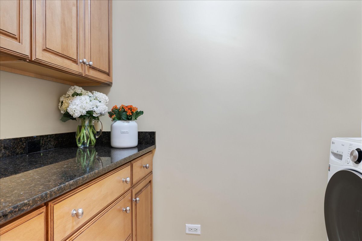 180 Apple Tree Road Winnetka, IL 60093 - Photo 31 of 49 a counter with a sink and a mirror