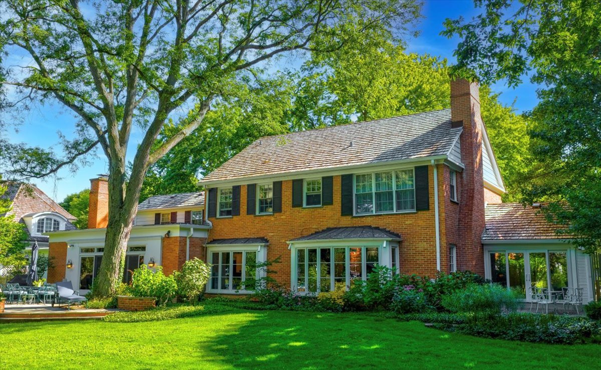 180 Apple Tree Road Winnetka, IL 60093 - Photo 44 of 49 a front view of a house with a garden
