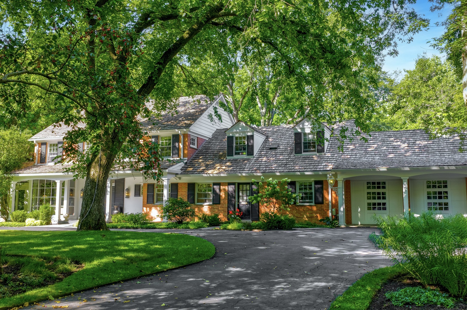 180 Apple Tree Road Winnetka, IL 60093 - Photo 45 of 49 a front view of a house with a garden