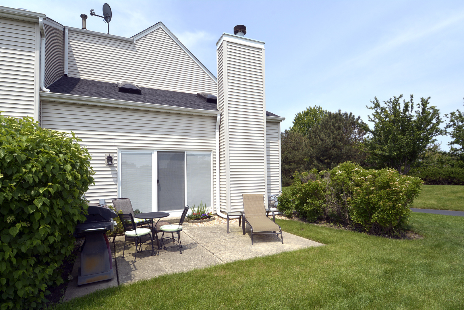 173 North Oltendorf Road Streamwood, IL 60107 - Photo 22 of 22 a backyard of a house with outdoor seating