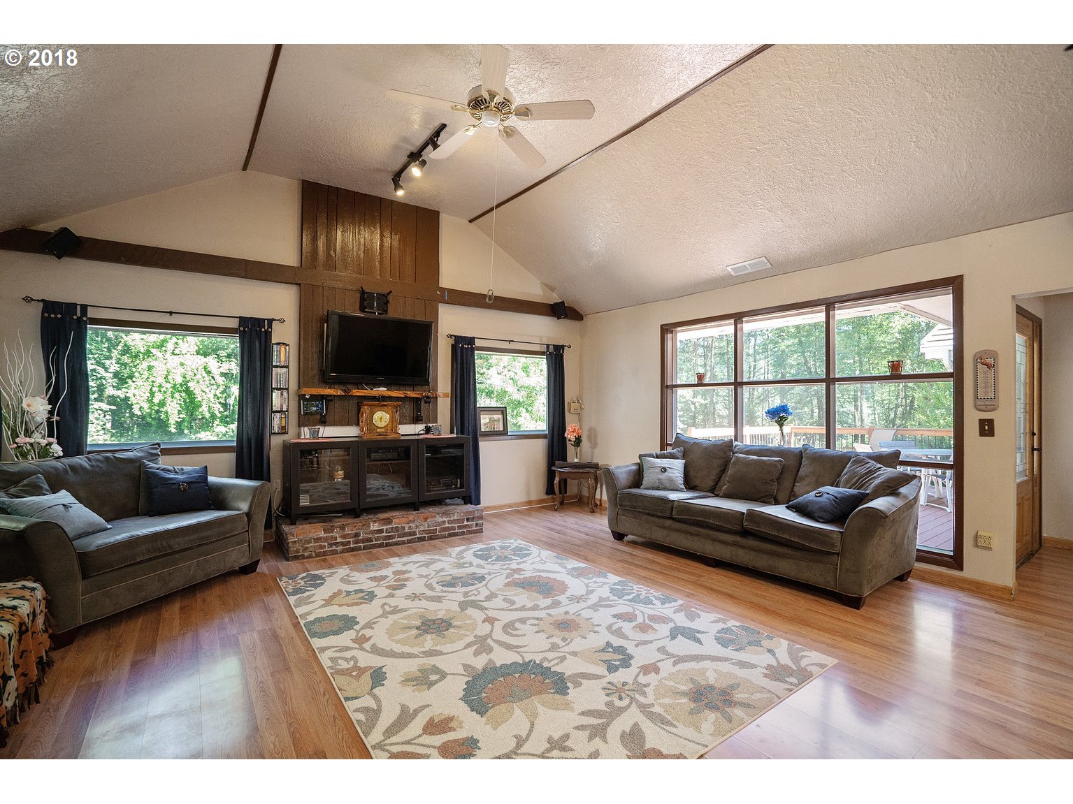 34575 Southeast Doyle Road Estacada, OR 97023 - Photo 3 of 32 Living Room