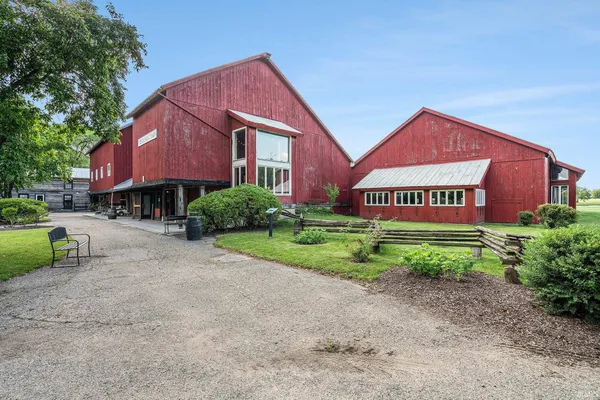 $1,399,900 | 1600 West Market Street, Nappanee, IN 46550