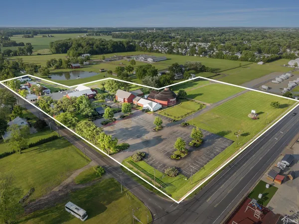 $1,399,900 | 1600 West Market Street, Nappanee, IN 46550