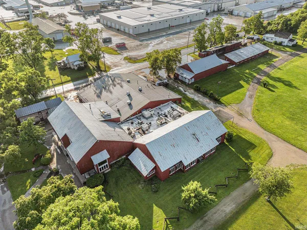 $1,399,900 | 1600 West Market Street, Nappanee, IN 46550