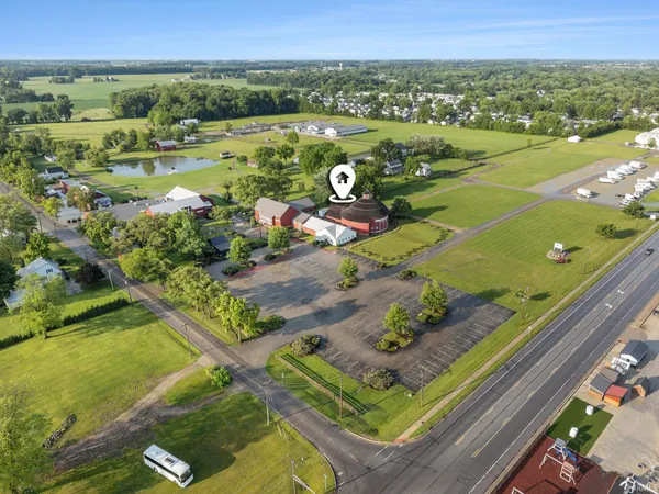 $1,399,900 | 1600 West Market Street, Nappanee, IN 46550