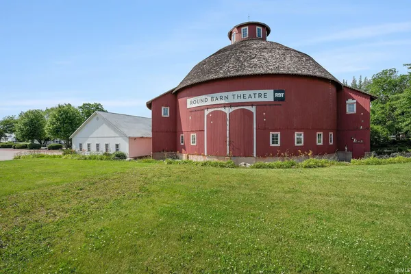 $1,399,900 | 1600 West Market Street, Nappanee, IN 46550