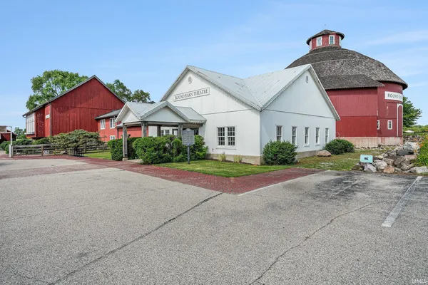$1,399,900 | 1600 West Market Street, Nappanee, IN 46550