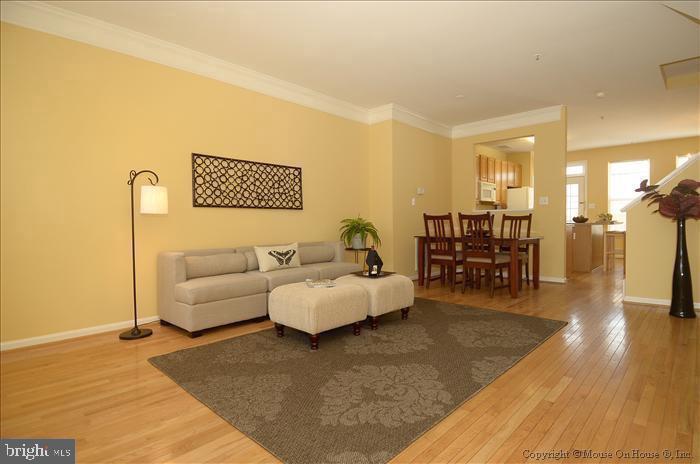 52 Golden Ash Way Gaithersburg, MD 20878 - Photo 4 of 31 a living room with furniture and wooden floor