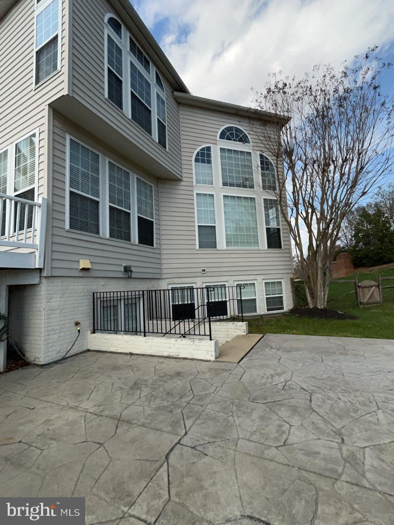 43417 Cedar Place Chantilly, VA 20152 - Photo 15 of 24 Stylish home with expansive windows.