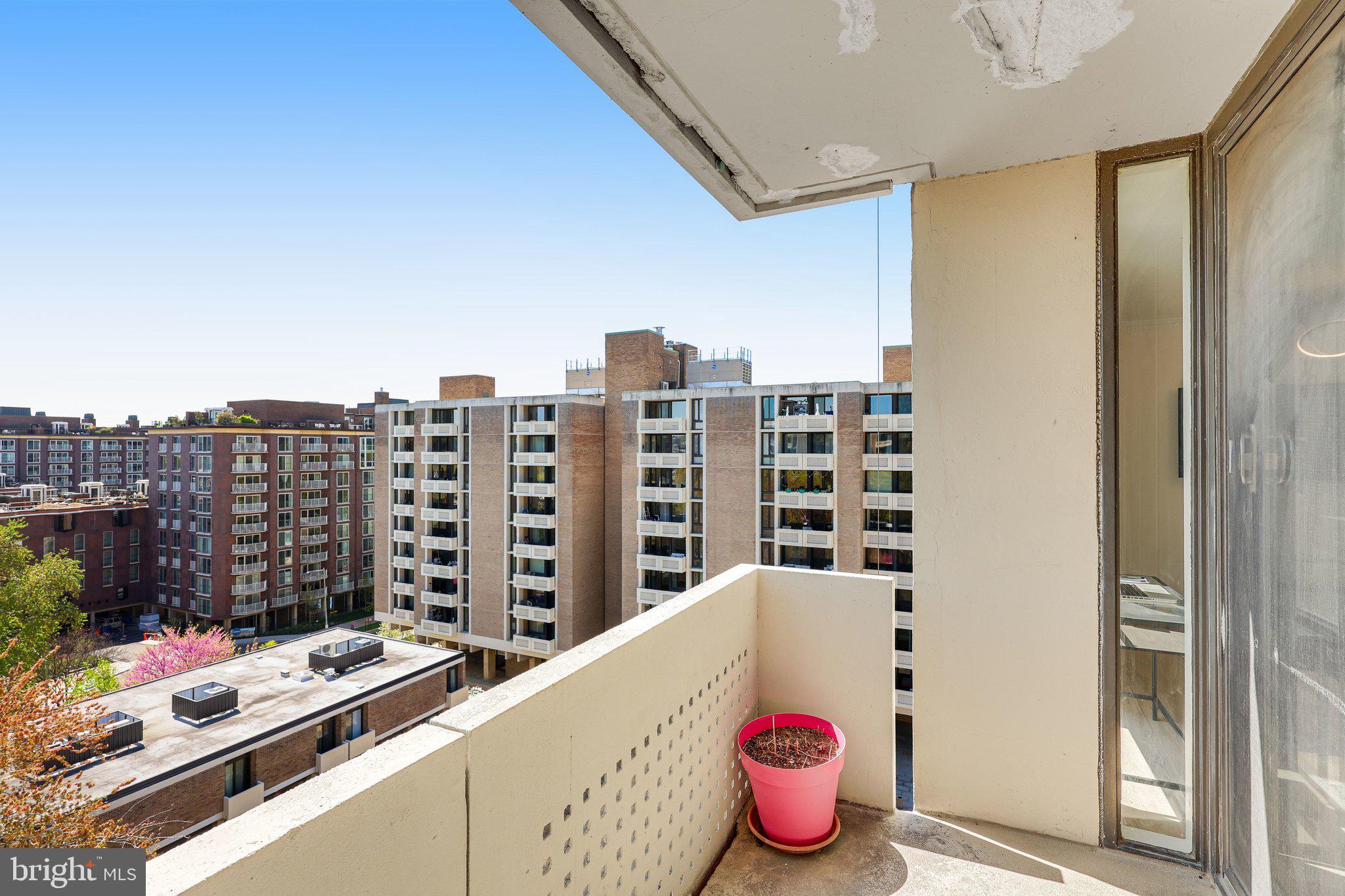 1245 4th Street Southwest, Unit E711 Washington, DC 20024 - Photo 19 of 33 a very nice looking room with a large window