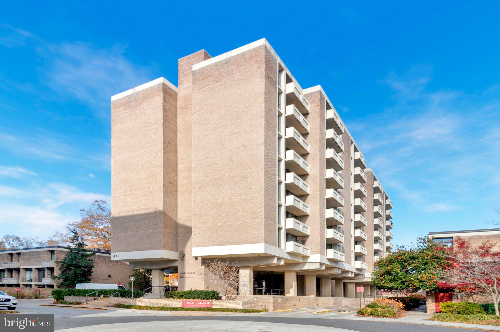 1245 4th Street Southwest, Unit E711 Washington, DC 20024 - Photo 25 of 33 a view of a tall building