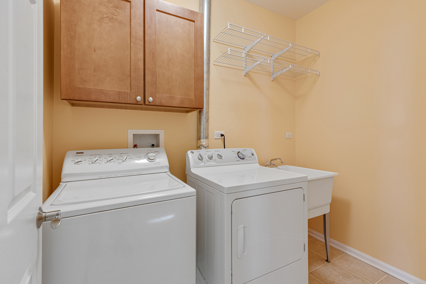 1388 Scarboro Road, Unit 1103 Schaumburg, IL 60193 - Photo 16 of 17 a utility room with dryer and washer