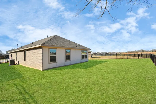 a view of a house with backyard and garden