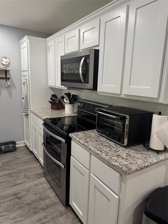 1525 Smith Road Howe, TX 75459 - Photo 7 of 24 a kitchen with a stove and a microwave