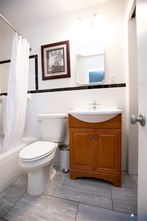 401 2nd Avenue Farmville, VA 23901 - Photo 34 of 55 a bathroom with a toilet a sink and mirror