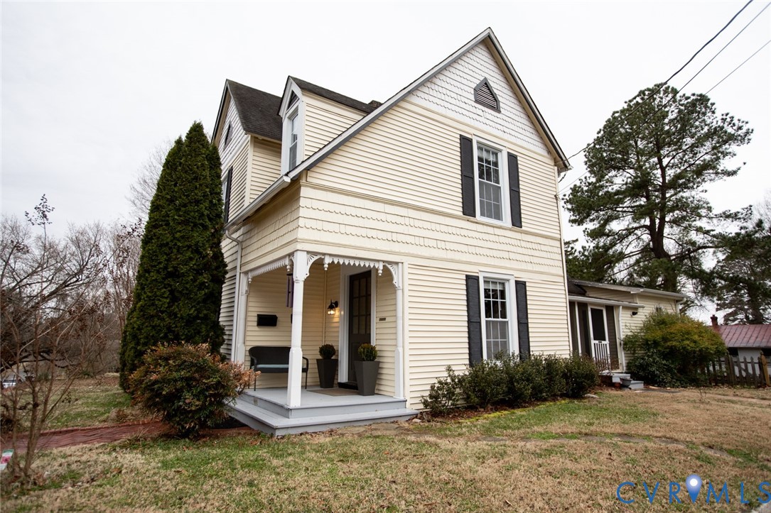 401 2nd Avenue Farmville, VA 23901 - Photo 4 of 55 a view of a house with yard and plants
