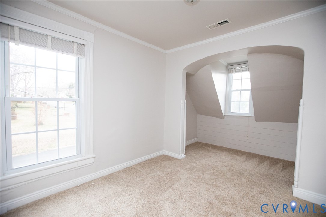 401 2nd Avenue Farmville, VA 23901 - Photo 46 of 55 an empty room with windows