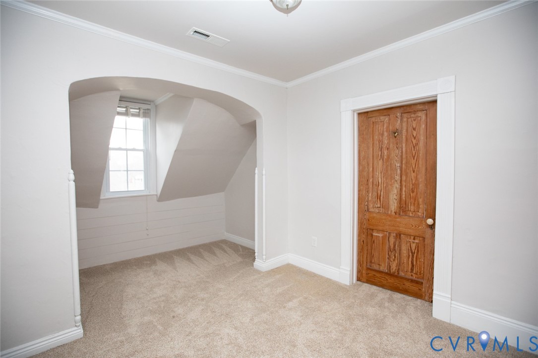 401 2nd Avenue Farmville, VA 23901 - Photo 47 of 55 an empty room with windows