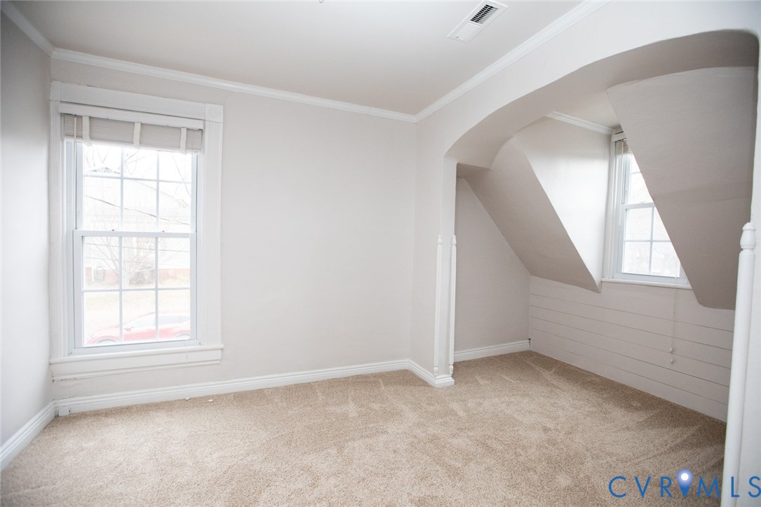 401 2nd Avenue Farmville, VA 23901 - Photo 48 of 55 an empty room with windows and closet