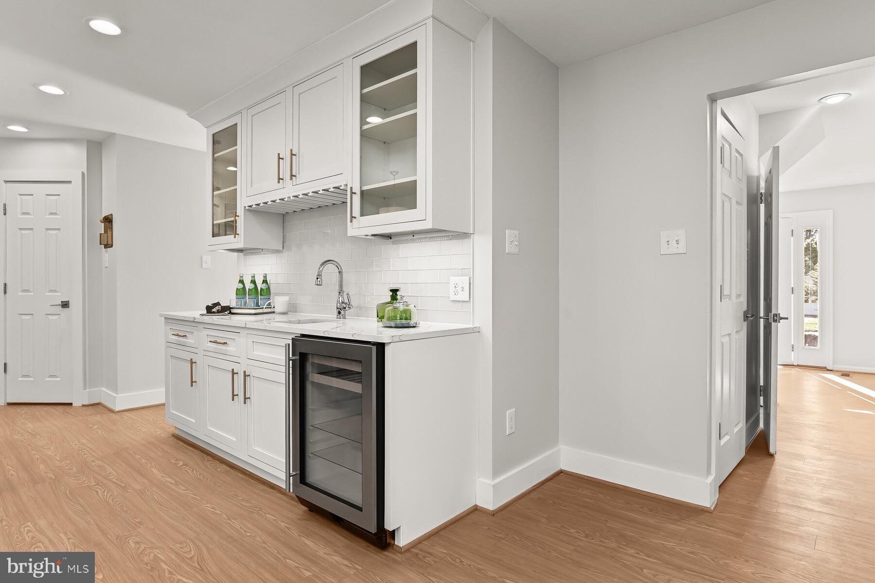 5029 Ten Mills Road Columbia, MD 21044 - Photo 13 of 49 Serving area with beverage cooler & storage