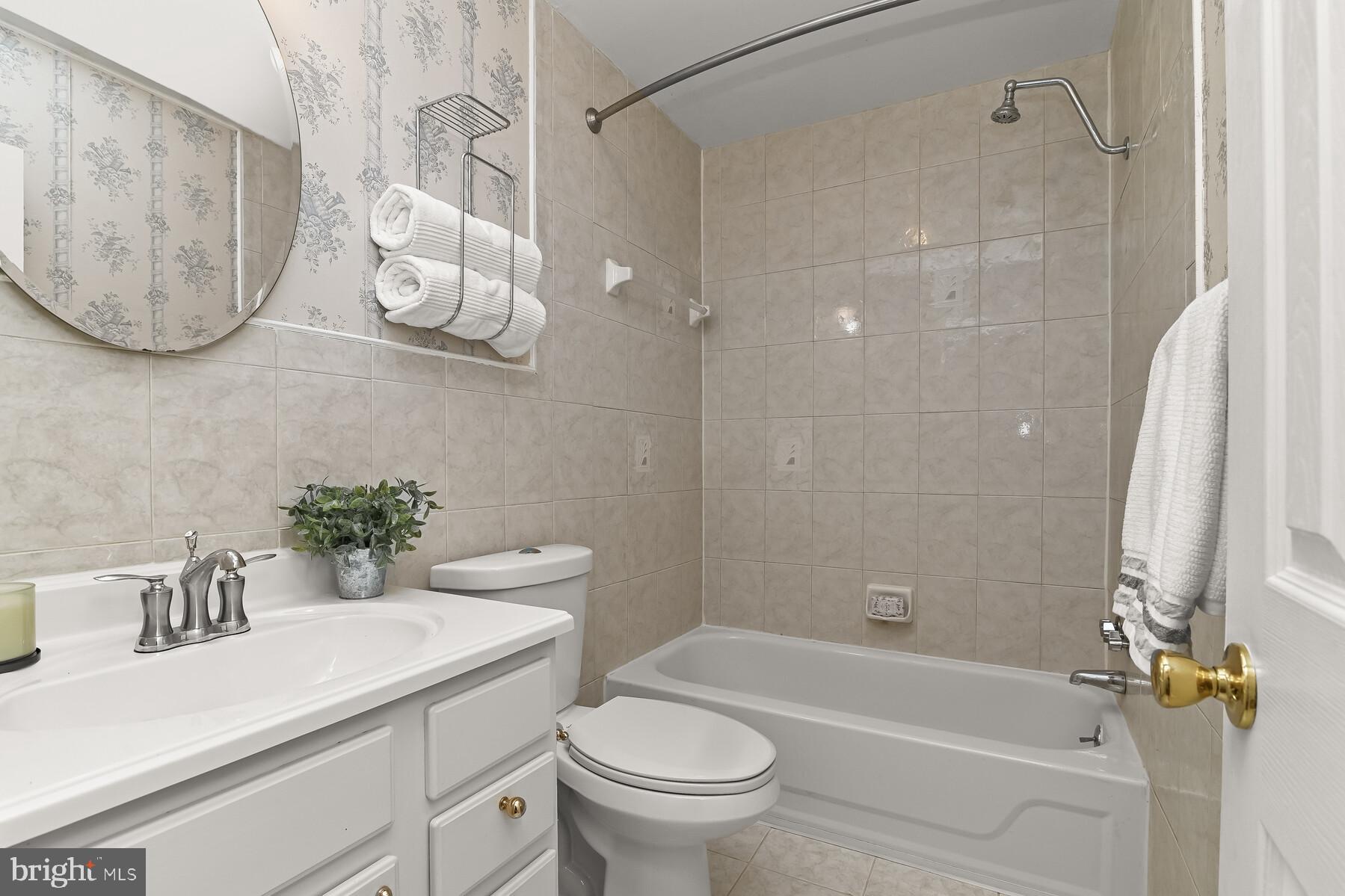 5029 Ten Mills Road Columbia, MD 21044 - Photo 29 of 49 Hall bath with tub and tile surround