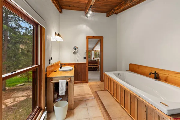 a view of yard with trees