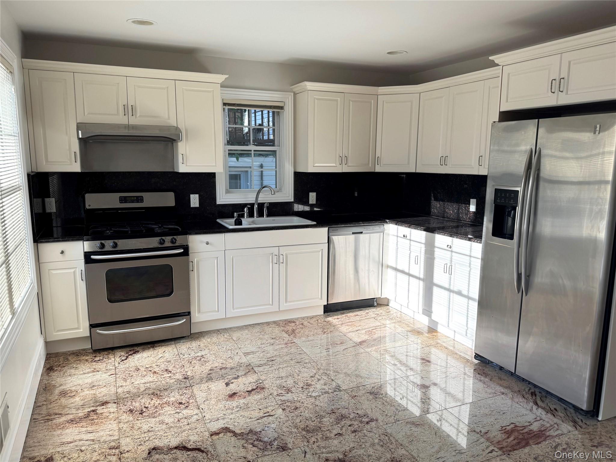 51 Inwood Road, Unit B Port Washington, NY 11050 - Photo 10 of 35 Gallery Image 10