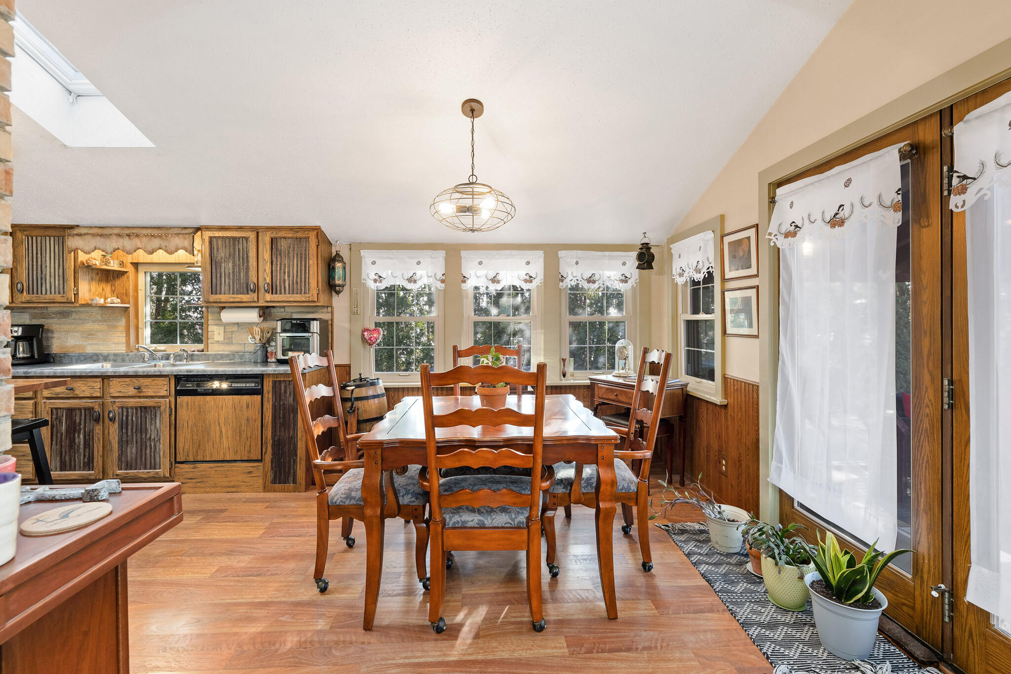 46652 River Street Dresbach, MN 55947 - Photo 10 of 37 10 DINING