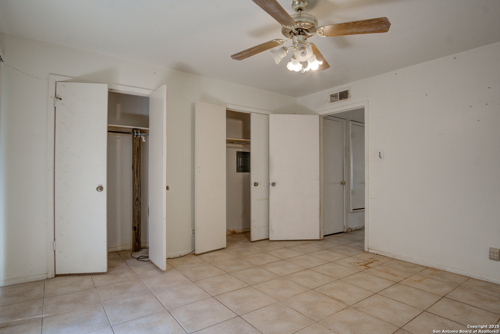8702 Village Drive, Unit BLDG 8 814 San Antonio, TX 78217 - Photo 21 of 25 a view of an empty room