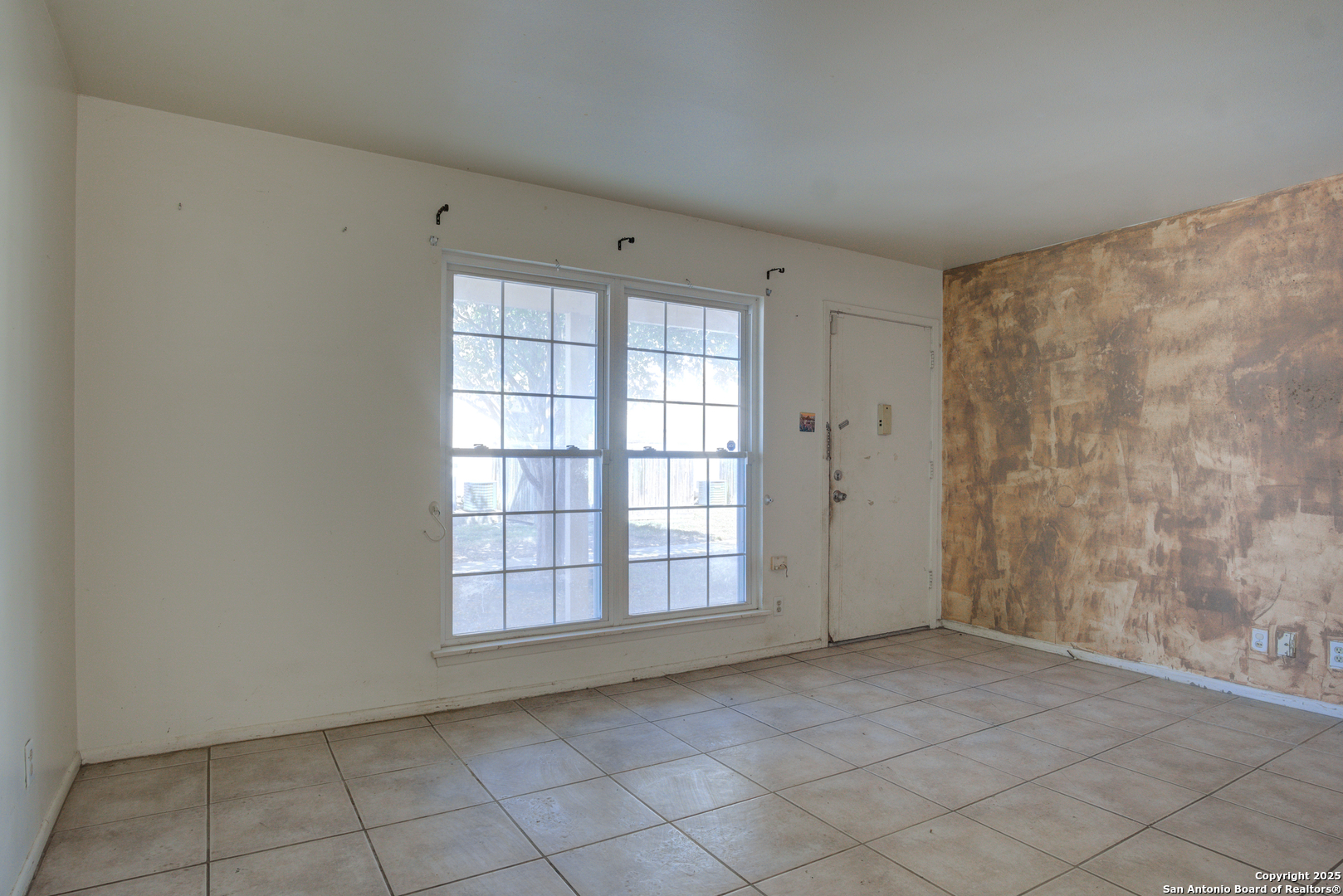 8702 Village Drive, Unit BLDG 8 814 San Antonio, TX 78217 - Photo 8 of 25 an empty room with windows