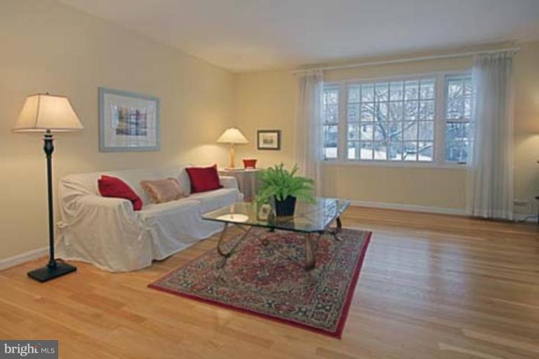 8209 Blairton Road Springfield, VA 22152 - Photo 14 of 29 Living Room