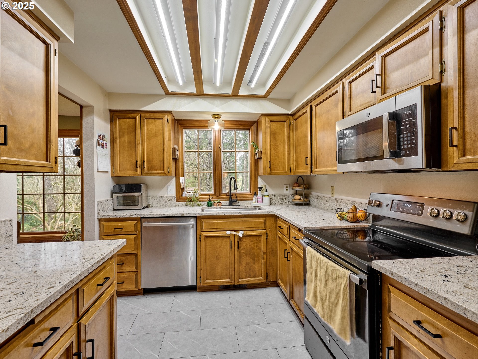 9065 Daleview Road Southeast Salem, OR 97317 - Photo 7 of 48 Gallery Image 7