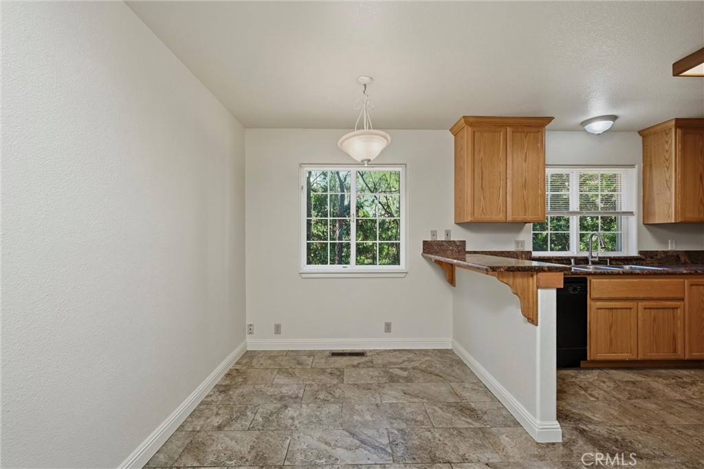 16211 Golf Middletown, CA 95426 - Photo 11 of 29 Bar area off of kitchen with casual dining area