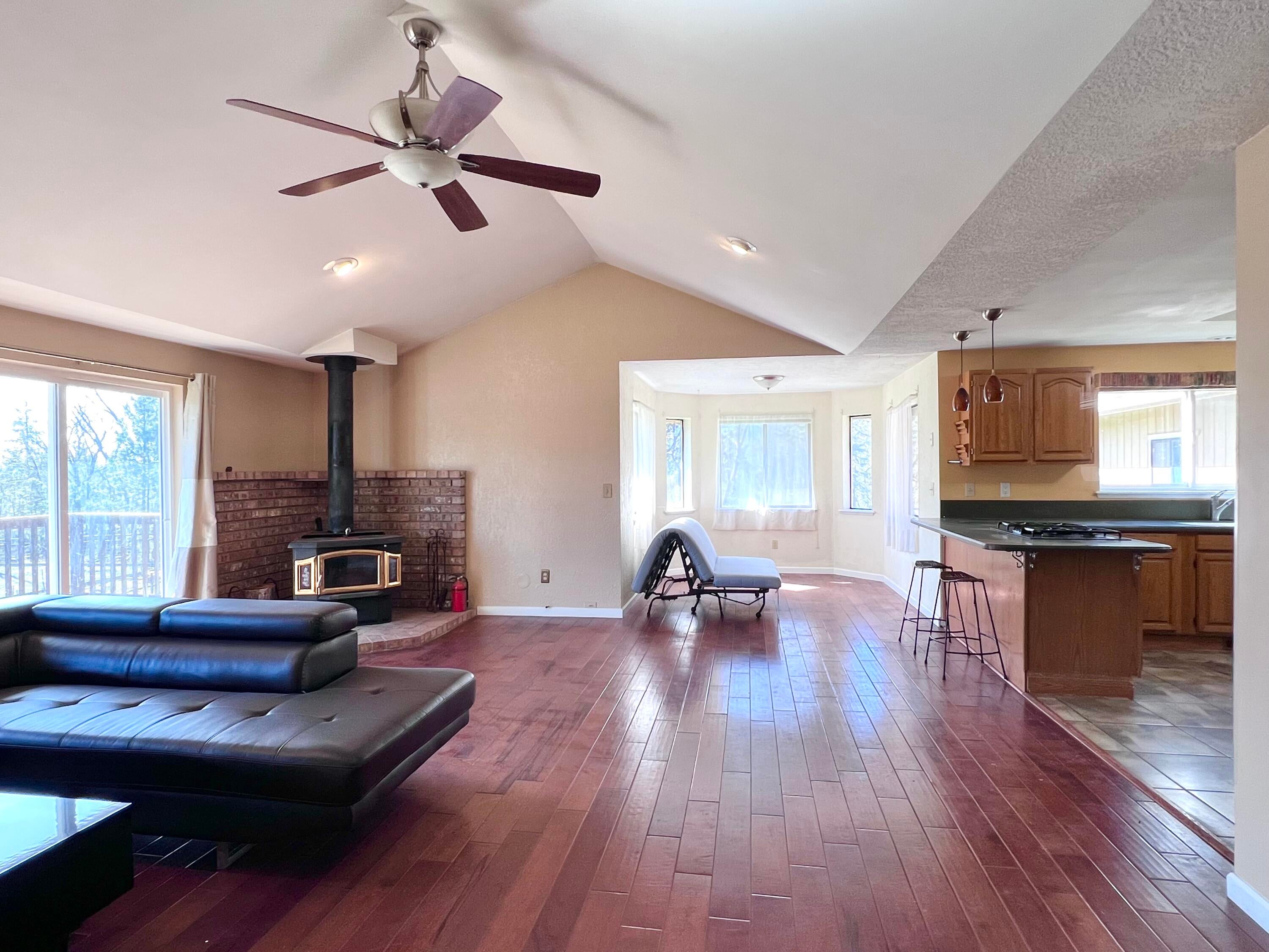5525 Tunnel Loop Road Grants Pass, OR 97526 - Photo 12 of 65 31. Living-Eating area