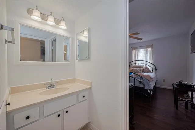 a en suite bathroom with a sink and a mirror