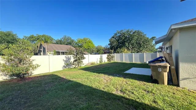 a view of a back yard