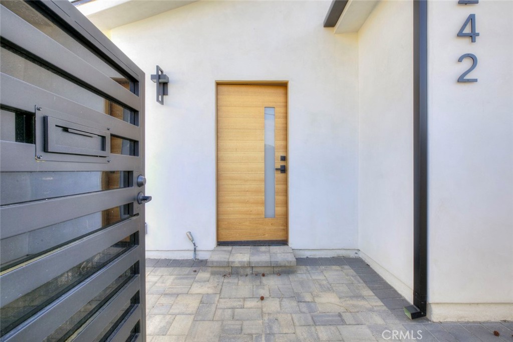 2242 North Keystone Street Burbank, CA 91504 - Photo 2 of 26 a view of an empty room