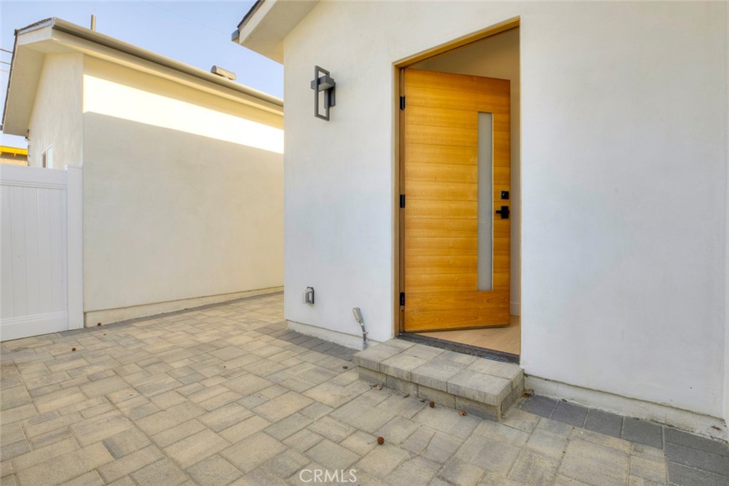 2242 North Keystone Street Burbank, CA 91504 - Photo 3 of 26 a view of an empty room